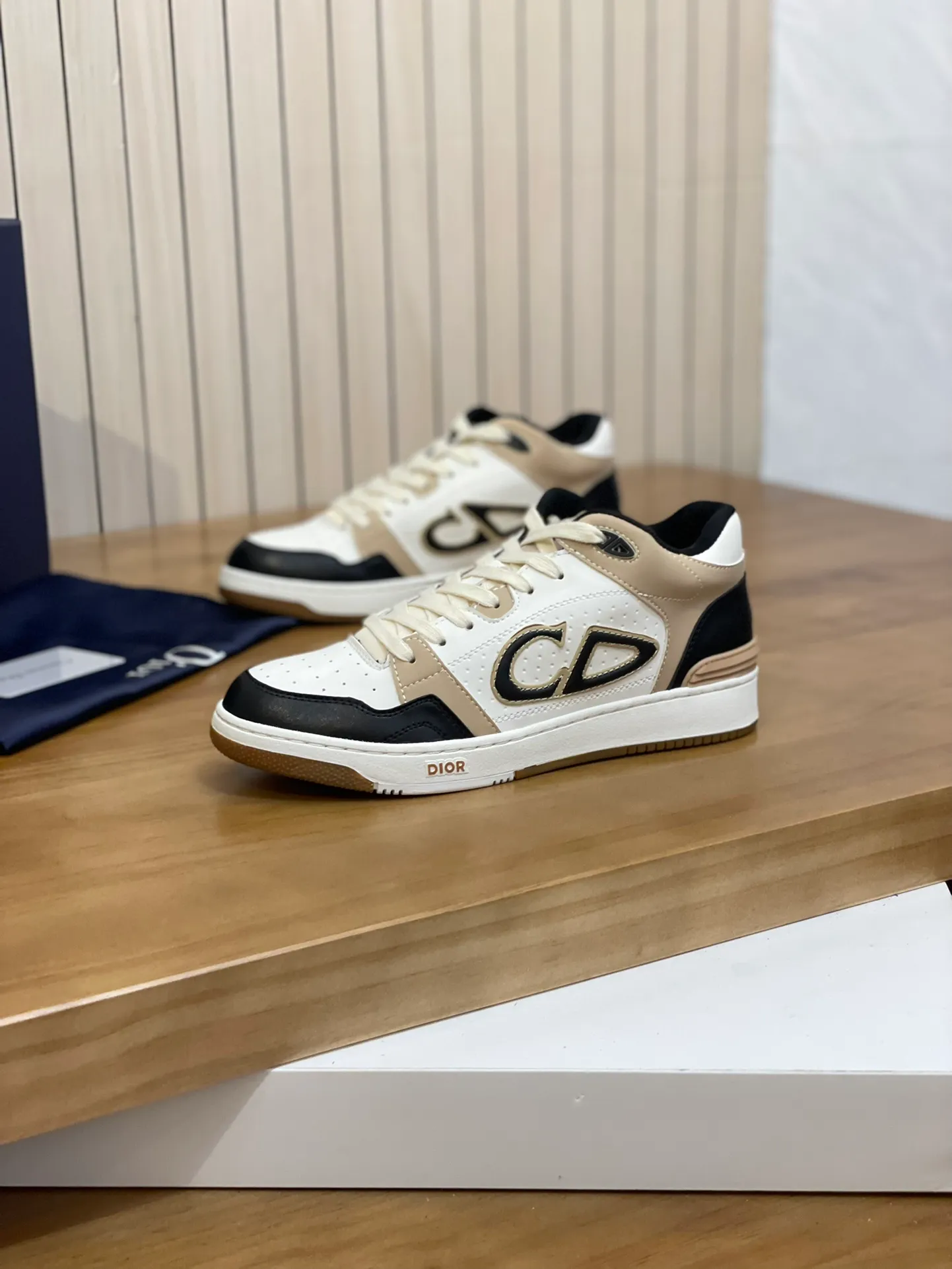 Men's shoes: 💰P440¥ Product trademark: Dior* "Dior*" high-top casual shoes Regular size: 38-44 (can be customized to 45.46) Product materials: Upper imported cowhide stitched with original fabric, breathable lining, original outsole. Number: 1006